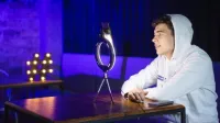 Digital marketing | Studia II stopnia w Chorzowie | Uniwersytet WSB Merito Chorzów: student robiący live'a