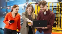Zielona logistyka | Studia I stopnia w Chorzowie | Uniwersytet WSB Merito Chorzów: Dwie dziewczyny i chłopak patrzą w laptop
