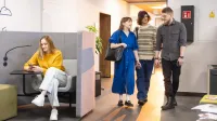 Marketing i zarządzanie sprzedażą | Studia I stopnia w Chorzowie | Uniwersytet WSB Merito Chorzów: studenci rozmawiający ze sobą na korytarzu