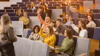 Zarządzanie | Studia I stopnia w Chorzowie | Uniwersytet WSB Merito Chorzów: studenci siedzą w auli wykładowej na zajęciach