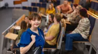 Menedżer sportu | Studia I stopnia w Chorzowie | Uniwersytet WSB Merito Chorzów: studentka stojąca na auli wykładowej