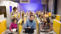 Język angielski w biznesie | Studia I stopnia w Chorzowie | Uniwersytet WSB Merito Chorzów: studenci siedzą w sali do tłumaczeń 