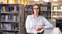 Studentka stojąca w bibliotece