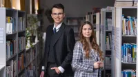 Studenci stojący w bibliotece