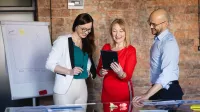 Doradztwo zawodowe i coaching kariery | Studia podyplomowe w Chorzowie | Uniwersytet WSB Merito Chorzów: uczestnicy studiów podyplomowych wykonujący projekt w grupie