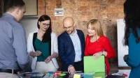 Copywriting sprzedażowy z AI | Studia podyplomowe w Chorzowie | Uniwersytet WSB Merito Chorzów: uczestnicy studiów podyplomowych pracujący w grupie nad projektem