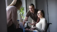 ESG - Menedżer ds. zrównoważonego rozwoju | Studia podyplomowe w Chorzowie | Uniwersytet WSB Merito Chorzów: uczestnicy studiów podyplomowych rozmawiający o projekcie