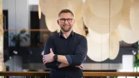 MBA Zarządzanie w podmiotach leczniczych | Studia MBA w Chorzowie | Uniwersytet WSB Merito Chorzów: Uczestnik MBA pozujuje uśmiechnięty do zdjęcia- Uniwersytet WSB Merito Chorzów