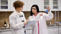 Ekokosmetyka | Studia I stopnia w Chorzowie | Uniwersytet WSB Merito Chorzów: studenci w laboratorium