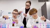 Ekokosmetyka | Studia I stopnia w Chorzowie | Uniwersytet WSB Merito Chorzów: studenci przygotowujący preparaty w laboratorium