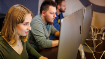 Programowanie | Studia I stopnia w Chorzowie | Uniwersytet WSB Merito Chorzów: student siedzący przy komputerze
