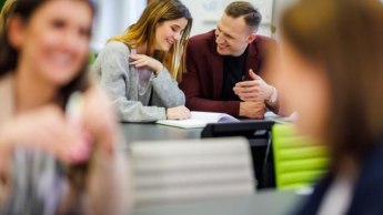 Rachunkowość i finanse przedsiębiorstw | Studia I stopnia w Chorzowie | Uniwersytet WSB Merito Chorzów: studenci w sali 