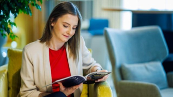 Bibliotekoznawstwo | Studia podyplomowe w Chorzowie | Uniwersytet WSB Merito Chorzów: studentka z książką