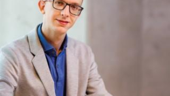 Rachunkowość i  controlling finansowy | Studia podyplomowe w Chorzowie | Uniwersytet WSB Merito Chorzów: student z laptopem