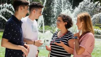 Turystyka i rekreacja | Studia I stopnia w Chorzowie | Uniwersytet WSB Merito Chorzów: studenci rozmawiający ze sobą 