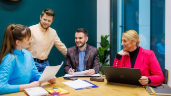 Efektywność energetyczna, odnawialne źródła energii i inne narzędzia prowadzące do transformacji energetycznej | Studia podyplomowe w Chorzowie | Uniwersytet WSB Merito Chorzów: studenci prowadzący dyskusję