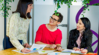 E-commerce Academy | Studia podyplomowe w Chorzowie | Uniwersytet WSB Merito Chorzów: studenci omawiający projekt