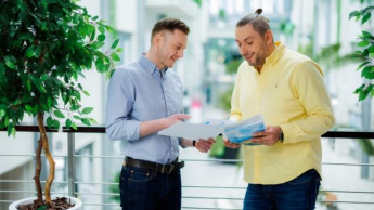 Menedżer TSL | Studia II stopnia w Chorzowie | Uniwersytet WSB Merito Chorzów: student omawiający zadanie