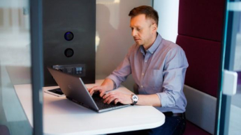 Programowanie | Studia I stopnia w Chorzowie | Uniwersytet WSB Merito Chorzów: student czytający coś na laptopie