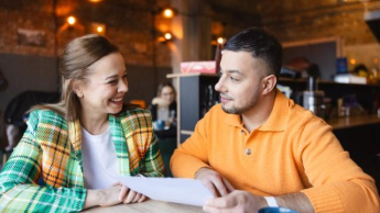 Psychologia | Studia jednolite magisterskie w Chorzowie | Uniwersytet WSB Merito Chorzów: studenci omawiający zadanie w kawiarni