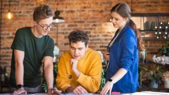 Marketing i zarządzanie sprzedażą | Studia I stopnia w Chorzowie | Uniwersytet WSB Merito Chorzów: studenci pracujący nad projektem 