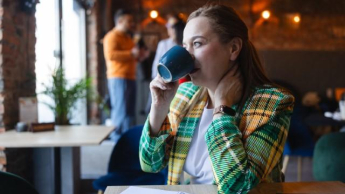 Business translation - tłumaczenia biznesowe | Studia I stopnia w Chorzowie | Uniwersytet WSB Merito Chorzów: studentka pijąca kawę