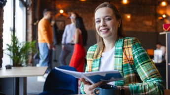 Kadry i płace | Studia II stopnia w Chorzowie | Uniwersytet WSB Merito Chorzów: studentka czytająca notatki