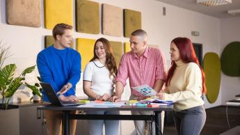 Marketing i sprzedaż | Studia I stopnia w Chorzowie | Uniwersytet WSB Merito Chorzów: studenci pracują w grupie nad projektem