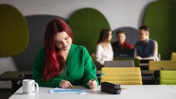 Menedżer marketingu i sprzedaży | Studia II stopnia w Chorzowie | Uniwersytet WSB Merito Chorzów: studentka analizuje tabelę danych na zajęciach