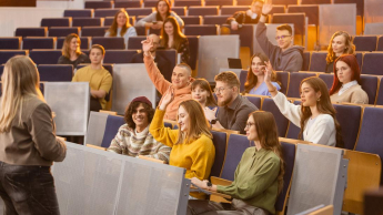 Zarządzanie | Studia I stopnia w Chorzowie | Uniwersytet WSB Merito Chorzów: studenci siedzą w auli wykładowej na zajęciach