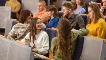 Turystyka międzynarodowa i obsługa ruchu turystycznego | Studia I stopnia w Chorzowie | Uniwersytet WSB Merito Chorzów: studenci siedzą w auli wykładowej 