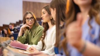 Biznes i Administracja | Studia II stopnia w Chorzowie | Uniwersytet WSB Merito Chorzów: studentki uczące się na auli wykładowej