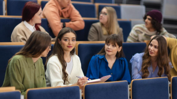 Zarządzanie w transporcie lotnicznym | Studia II stopnia w Chorzowie | Uniwersytet WSB Merito Chorzów: studenci uczący się na auli wykładowej