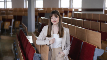Pracownik służby cywilnej | Studia I stopnia w Chorzowie | Uniwersytet WSB Merito Chorzów: studentka stojąca na auli wykładowej