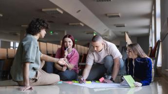 Menedżer BHP | Studia II stopnia w Chorzowie | Uniwersytet WSB Merito Chorzów: studenci pracujący nad projektem w auli wykładowej