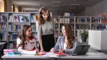 Finanse małych i średnich przedsiębiorstw | Studia I stopnia w Chorzowie | Uniwersytet WSB Merito Chorzów: Studentki rozmawiające w bibliotece 