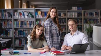 Zarządzanie | Studia I stopnia w Chorzowie | Uniwersytet WSB Merito Chorzów: studenci uczący się w bibliotece