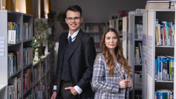Studenci stojący w bibliotece