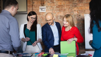 Copywriting sprzedażowy z AI | Studia podyplomowe w Chorzowie | Uniwersytet WSB Merito Chorzów: uczestnicy studiów podyplomowych pracujący w grupie nad projektem