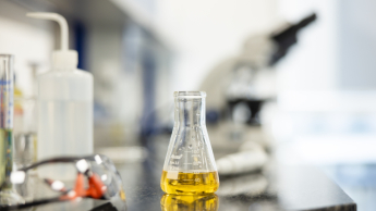 Kosmetologia anti-aging | Studia I stopnia w Chorzowie | Uniwersytet WSB Merito Chorzów: Kolba chemiczna z roztworem
