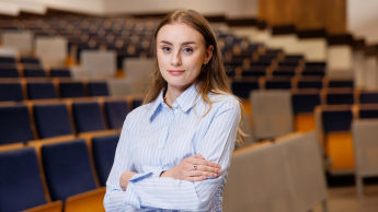 Pracownik służby cywilnej | Studia I stopnia w Chorzowie | Uniwersytet WSB Merito Chorzów: studentka na auli