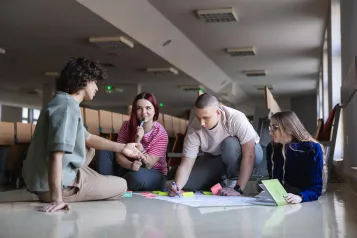 Szkoły | Uniwersytet WSB Merito Chorzów: studenci pracujący nad projektem w auli wykładowej