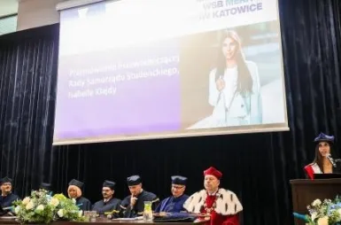 Quod bonum, felix, faustum fortunatumque sit! Uniwersytet WSB Merito Chorzów rozpoczął rok akademicki 2025/2026 | Aktualności | Uniwersytet WSB Merito Chorzów: Inauguracja roku akademickiego