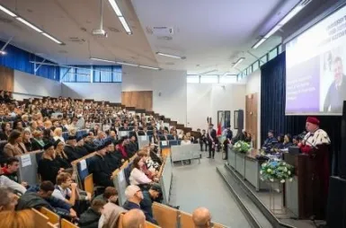 Quod bonum, felix, faustum fortunatumque sit! Uniwersytet WSB Merito Chorzów rozpoczął rok akademicki 2025/2026 | Aktualności | Uniwersytet WSB Merito Chorzów: Inauguracja roku akademickiego