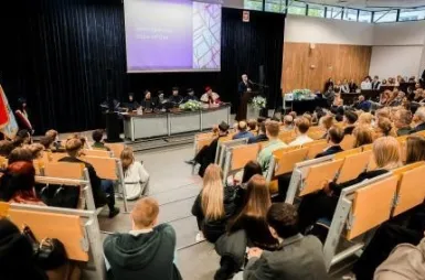 Quod bonum, felix, faustum fortunatumque sit! Uniwersytet WSB Merito Chorzów rozpoczął rok akademicki 2025/2026 | Aktualności | Uniwersytet WSB Merito Chorzów: Inauguracja roku akademickiego