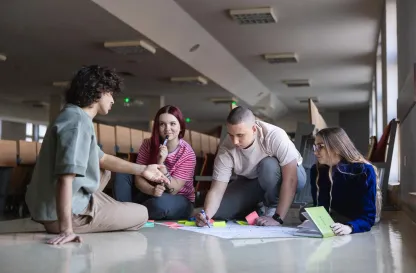 Aktualności | Uniwersytet WSB Merito Chorzów: studenci pracujący nad projektem w auli wykładowej