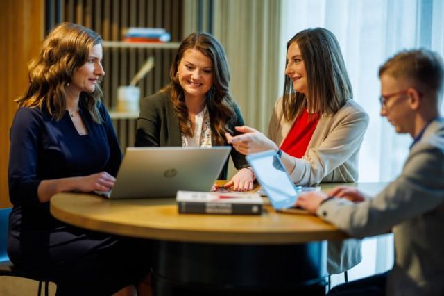 Business English with Spanish | Studia I stopnia w Chorzowie | Uniwersytet WSB Merito Chorzów: studenci omawiający zadanie