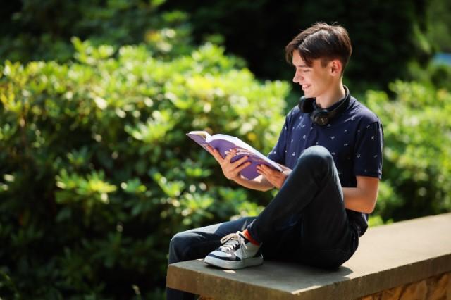 Menedżer sportu i turystyki | Studia II stopnia w Chorzowie | Uniwersytet WSB Merito Chorzów: student czytający książkę na zewnątrz