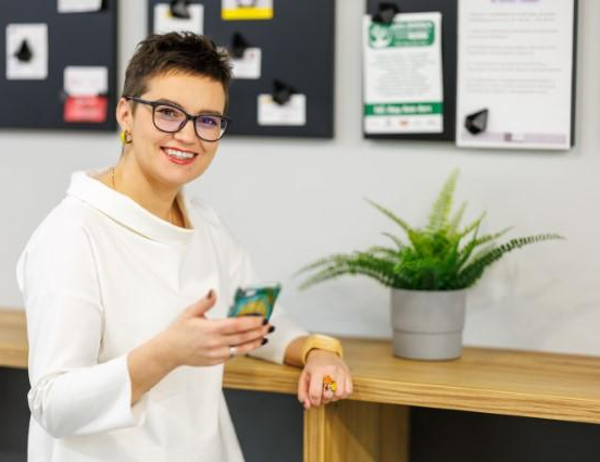 Zniżki i dofinansowania | Uniwersytet WSB Merito Chorzów: studentka z telefonem