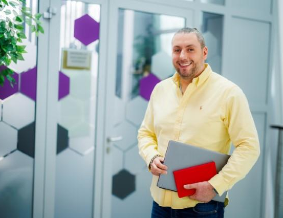 Zarządzanie zasobami ludzkimi | Studia podyplomowe w Chorzowie | Uniwersytet WSB Merito Chorzów: student z laptopem